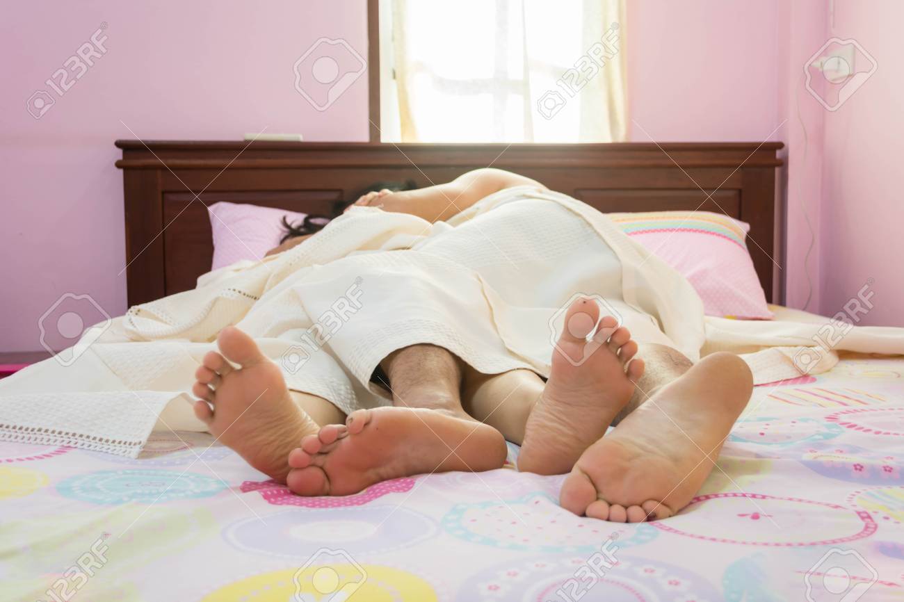 Un couple infidèle au lit Un couple infidèle au lit