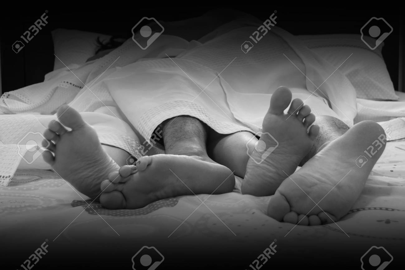 Un couple infidèle au lit Un couple infidèle au lit