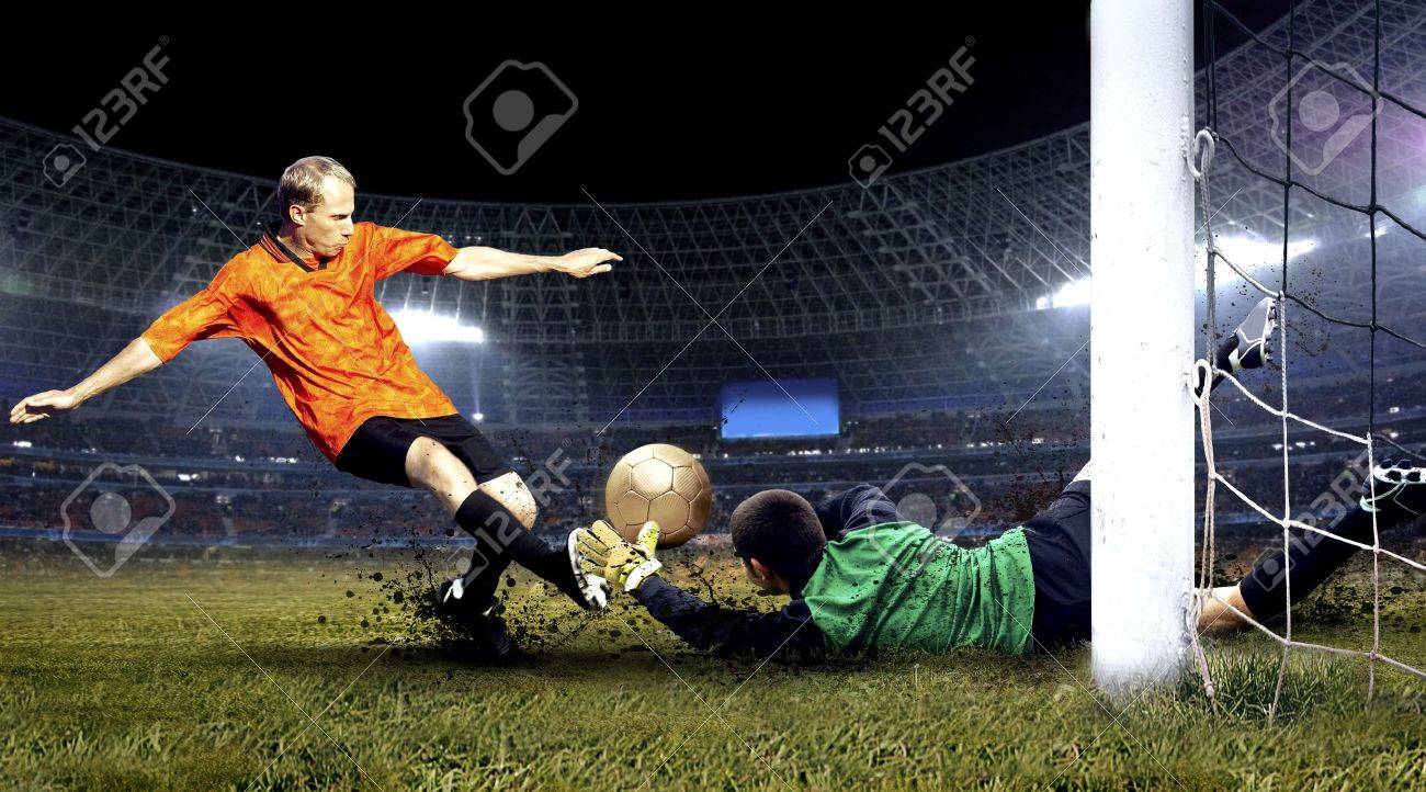 フットボール選手および夜にスタジアムのフィールド上のゴールキーパーのジャンプ の写真素材 画像素材 Image フットボール選手および夜にスタジアムのフィールド上のゴールキーパーのジャンプ の写真素材 画像素材 Image