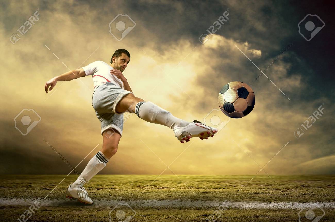屋外のフィールドでサッカー選手のシュート の写真素材 画像素材 Image 屋外のフィールドでサッカー選手のシュート の写真素材 画像素材 Image