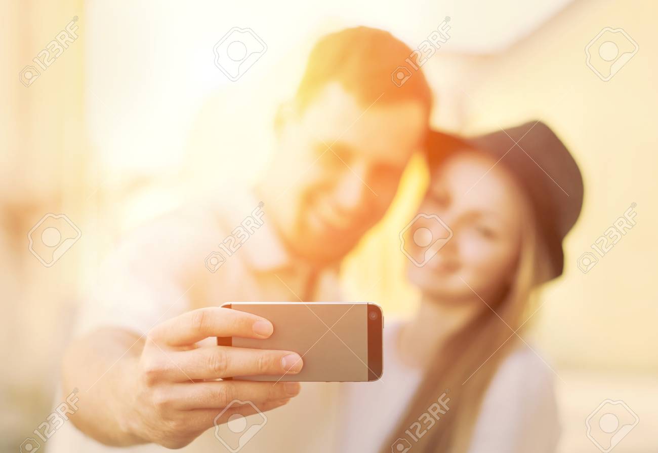 観光のカップルは 日光の下で街の通りで非携帯電話で撮影します の写真素材 画像素材 Image 観光のカップルは 日光の下で街の通りで非携帯電話で撮影します の写真素材 画像素材 Image