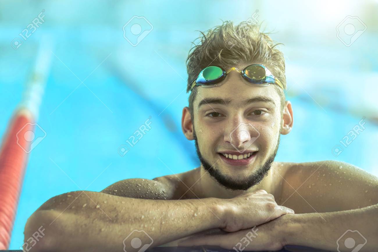 水泳男 Waterpool の訓練の後ゴーグルと水泳選手の肖像画 の写真素材 画像素材 Image