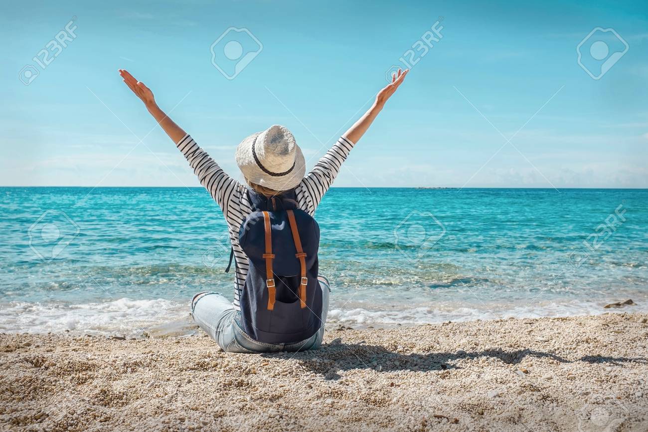 Mulher Loira No Chapeu De Verao Com A Mochila Sentada Na Praia Junto A Praia Do Mar Vista Do Mar Liberdade Vento Verao De Praia Periodo De Ferias Olhando Para Um Ceu