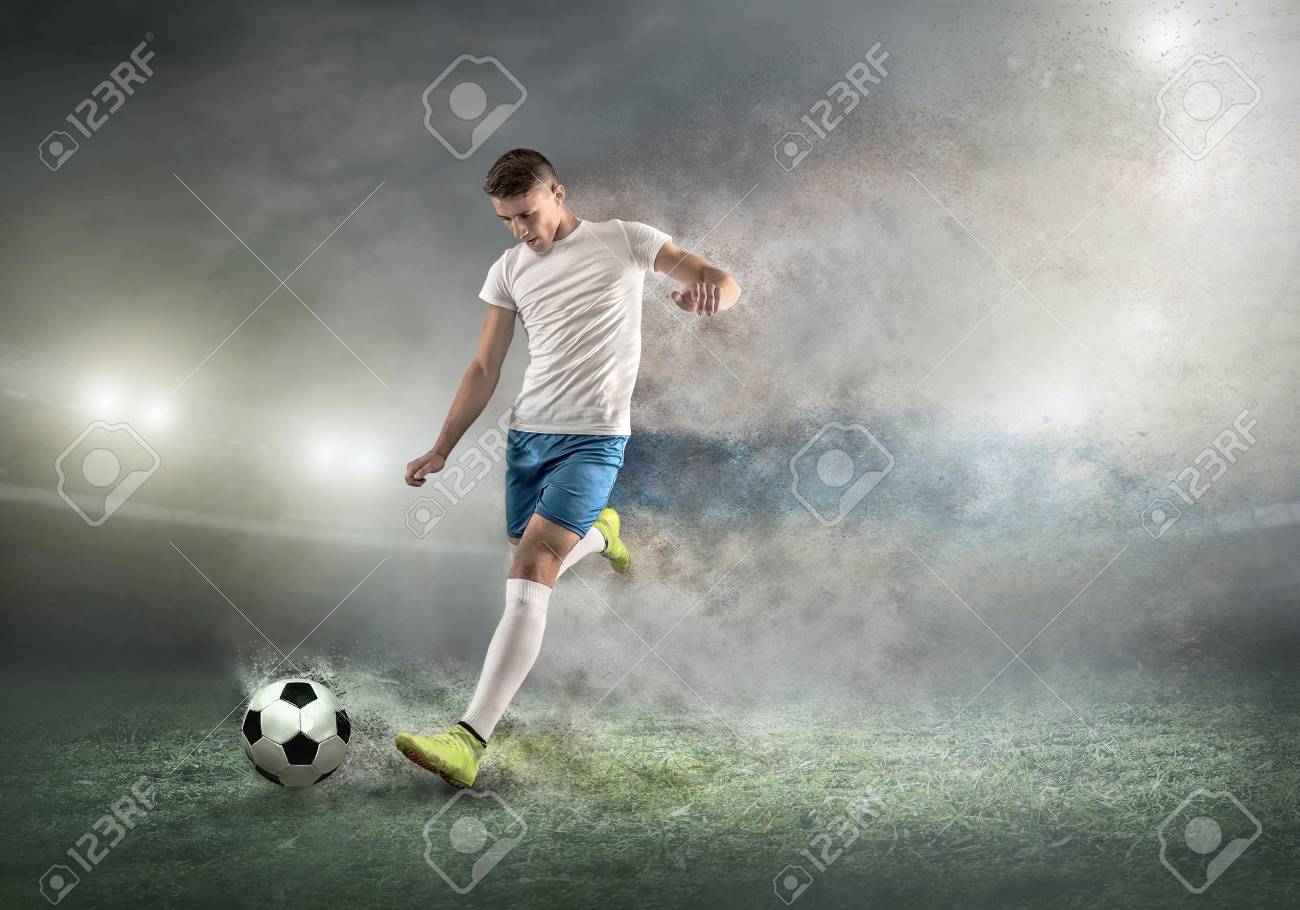 雲と空の下で夏の日にダイナミックなアクションでサッカー場のサッカー選手 スポーティな男は 屋外でボールを撮影しています の写真素材 画像素材 Image