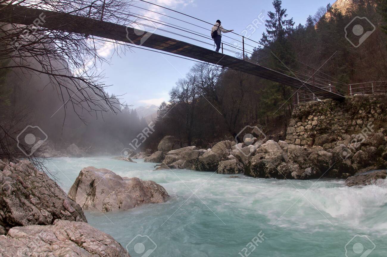 川ソカ スロベニアのイタリアのイゾンツォ川には橋を渡って人 の写真素材 画像素材 Image