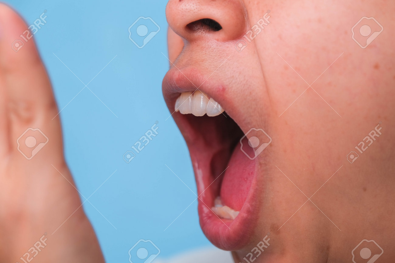 https://previews.123rf.com/images/yuriga55/yuriga552304/yuriga55230400131/202990496-woman-covering-her-mouth-to-smell-the-bad-breath-young-lady-checking-breath-with-her-hands-oral.jpg