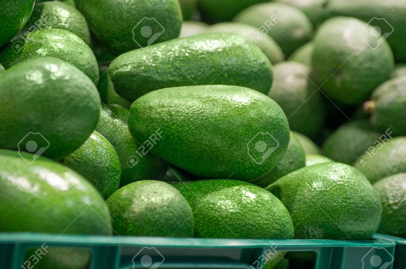 スーパーで緑のアボカドの完全な箱 の写真素材 画像素材 Image
