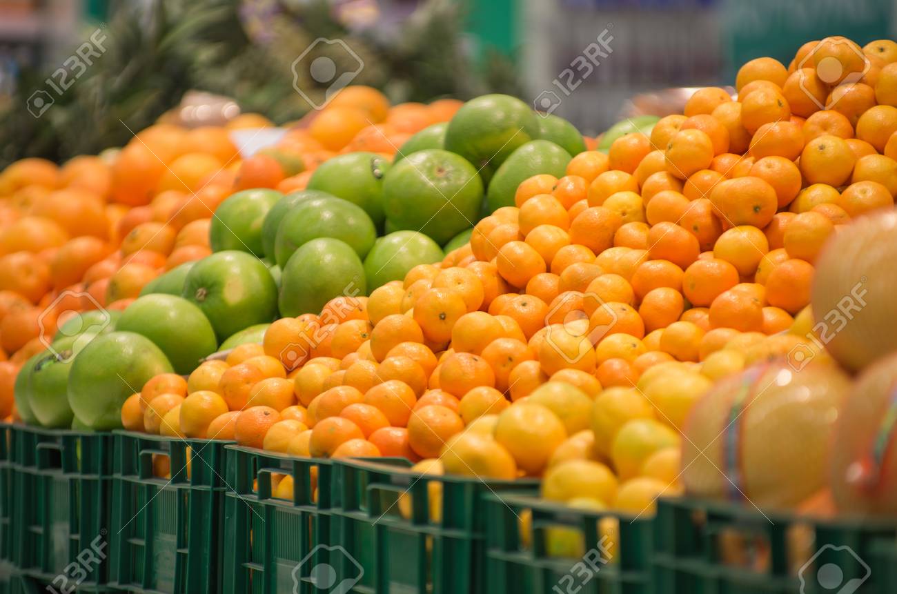 https://previews.123rf.com/images/yuriisokolov/yuriisokolov1612/yuriisokolov161200073/69004857-close-up-view-of-fresh-fruits-on-the-shelf-in-the-supermarket.jpg