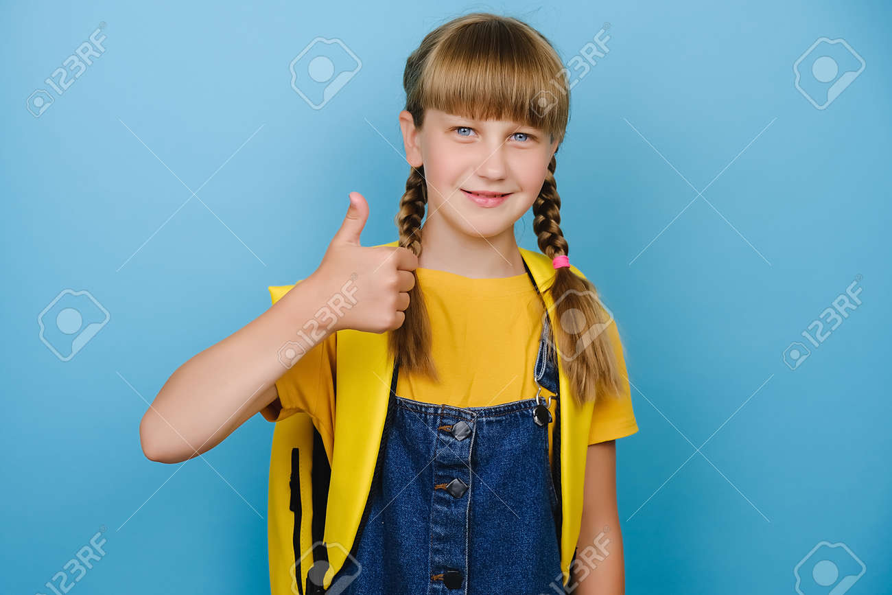 女子小学生　笑顔 