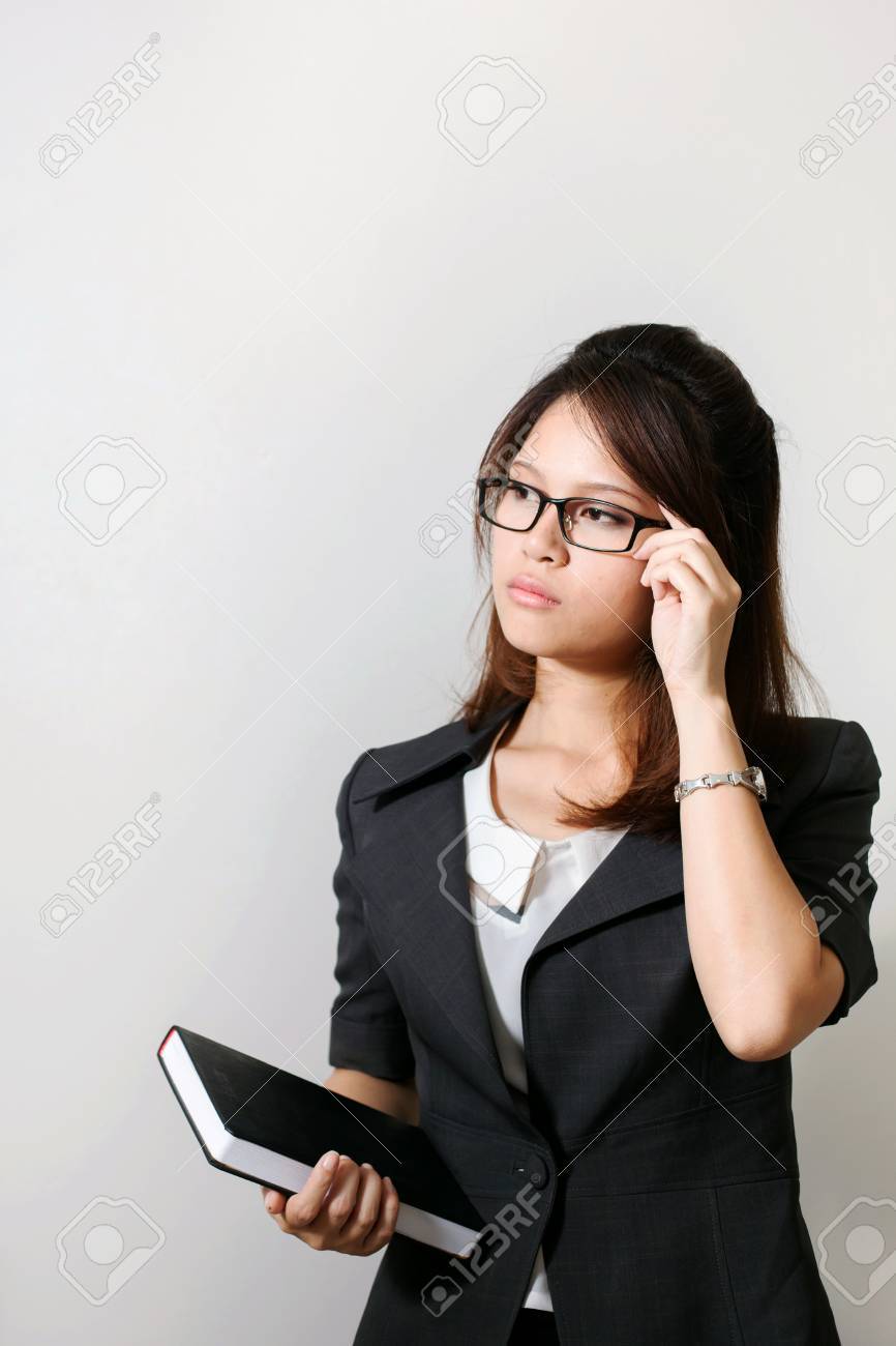彼女の本を保持しているメガネをビジネス スーツの女性 の写真素材 画像素材 Image 21606625