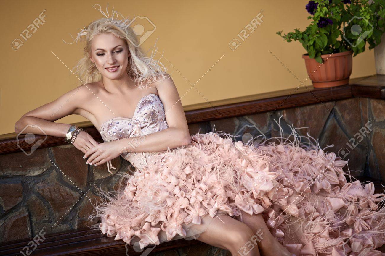http://previews.123rf.com/images/yuriyzhuravov/yuriyzhuravov1111/yuriyzhuravov111100016/11343792-Blond-beautiful-luxury-woman-in-wedding-dress-Stock-Photo.jpg