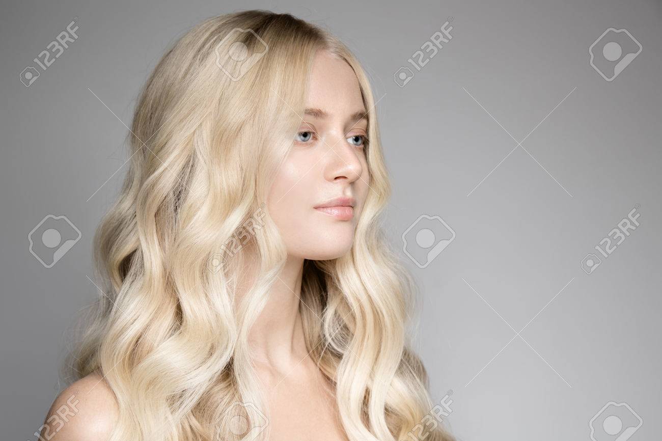 長いウェーブのかかった髪を持つ美しい若い金髪女性の肖像画 の写真素材 画像素材 Image 長いウェーブのかかった髪を持つ美しい若い金髪女性の肖像画 の写真素材 画像素材 Image