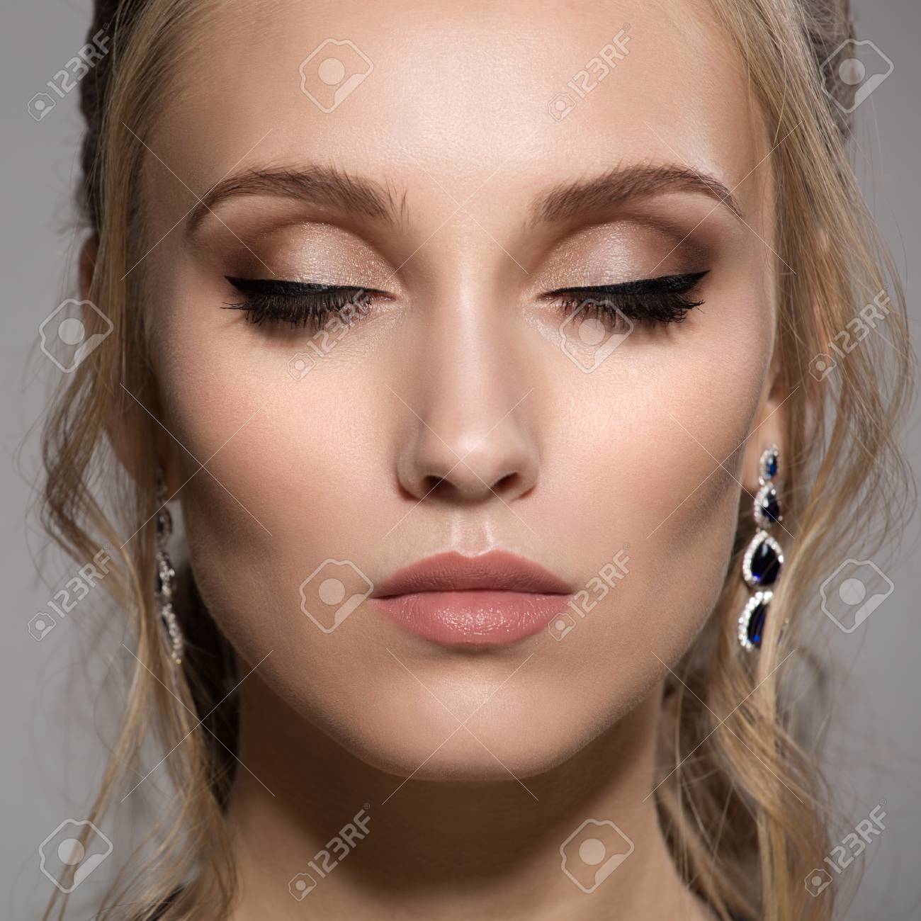 明るいメイク美人のクローズ アップの肖像画 の写真素材 画像素材 Image