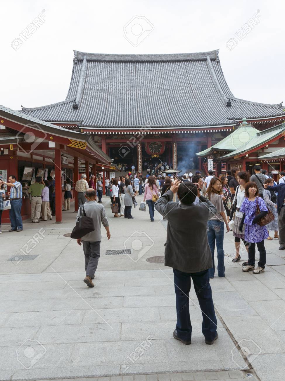 Sens の中庭内写真東京 日本 08 年 5 月 24 日 男は 寺浅草観音の寺としても知られています Sens 寺が最も風光明媚な人気の東京の仏教寺院の一つ の写真素材 画像素材 Image Sens の中庭内写真東京 日本 08 年 5 月 24 日 男は 寺浅草観音の寺としても知られています Sens 寺が最も風光明媚な人気の東京の仏教寺院の一つ の写真素材 画像素材 Image