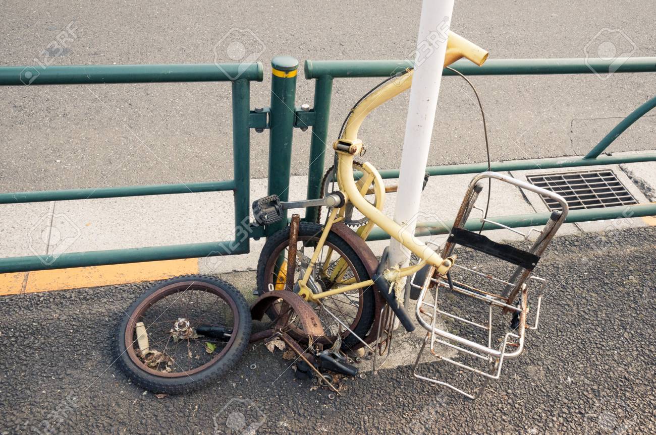 街に捨てられた壊れたさびた自転車 の写真素材 画像素材 Image