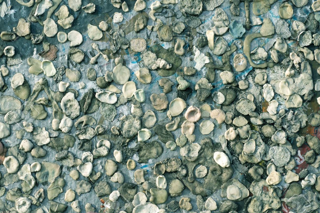 ベルリンの壁のかけらを多くのチューインガムの遺跡 の写真素材 画像素材 Image