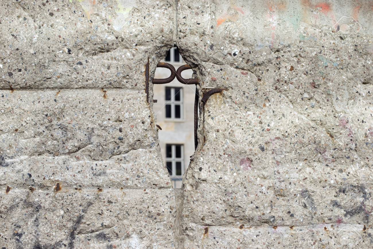 壊れた穴とベルリンの壁のかけらを風化します の写真素材 画像素材 Image