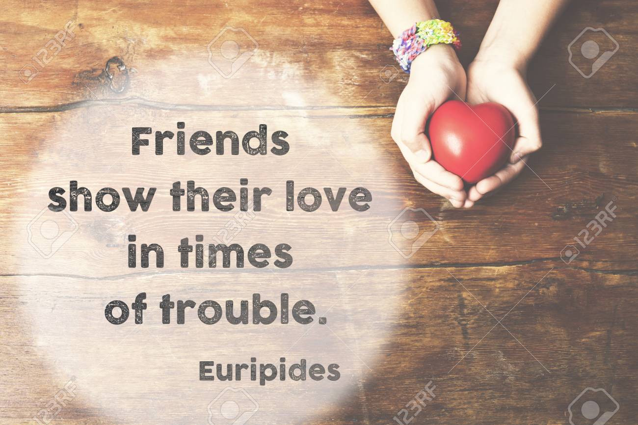 Antique Celebre Citation Philosophe Grec Imprime Sur Planche De Bois Vintage Avec Symbole De Coeur Rouge Dans Les Mains Ouvertes Banque D Images Et Photos Libres De Droits Image