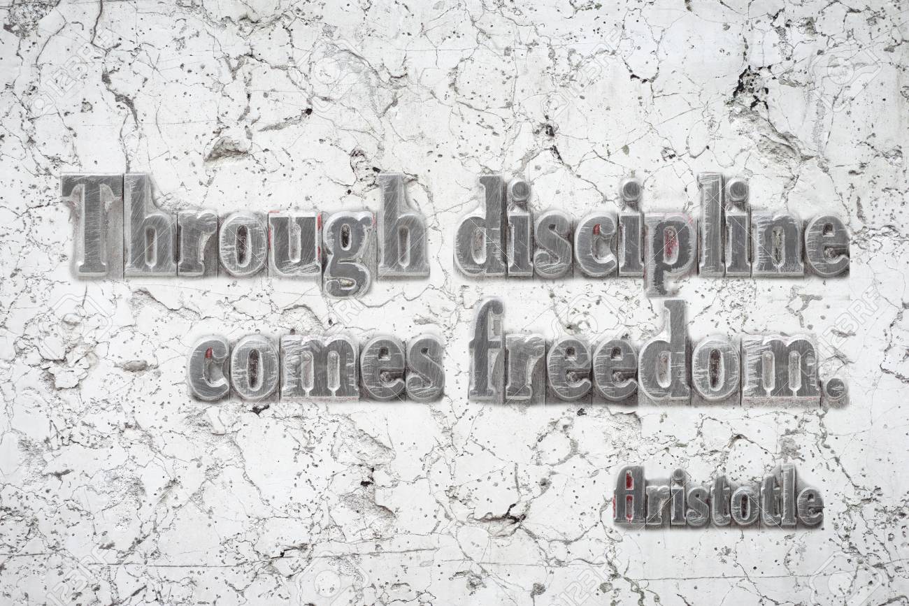 A Travers La Discipline Vient La Liberte Citation Du Philosophe Grec Aristote Sur Un Mur En Marbre Blanc Banque D Images Et Photos Libres De Droits Image