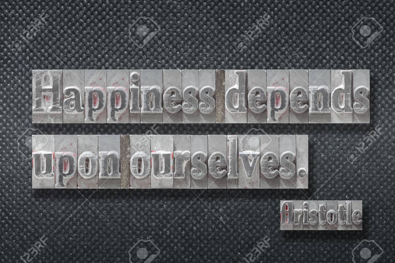 幸福は自分自身に依存する 古代ギリシャの哲学者アリストテレスの引用は 暗い背景に金属の手紙のプレスから作られました の写真素材 画像素材 Image