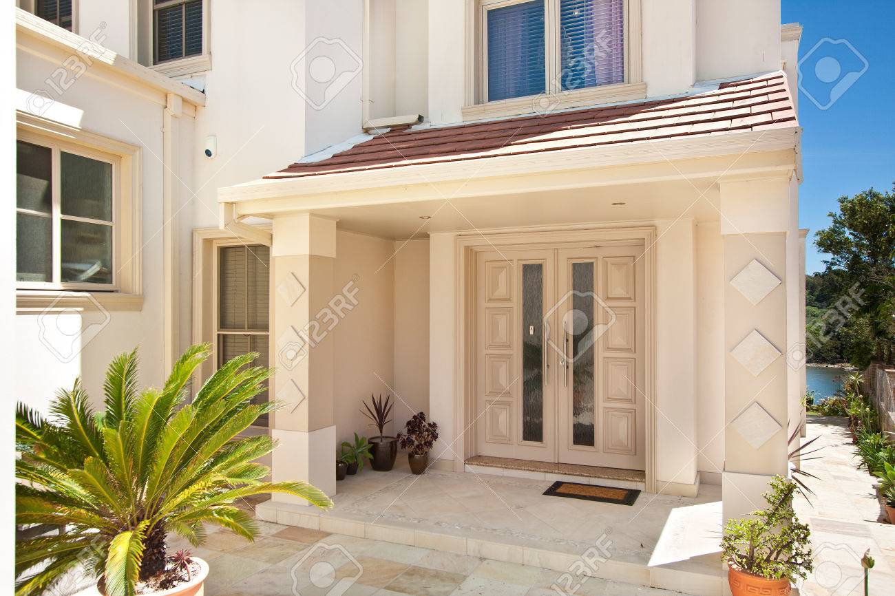Belle Maison, L\'entrée De La Maison, La Porte, Banque D\'Images Et ... Belle Maison, L\'entrée De La Maison, La Porte, Banque D\'Images Et ...