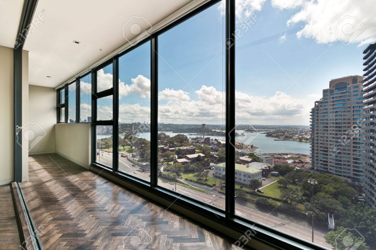 空の部屋は 大きな窓と豪華な眺め の写真素材 画像素材 Image