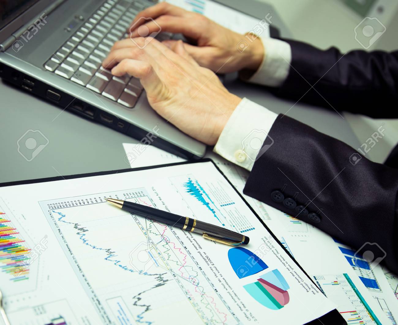 Persona Escribiendo En Un Ordenador Portátil En Una Oficina ...