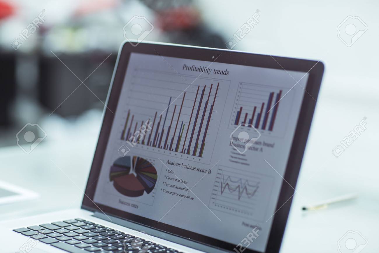 ビジネスマンの職場に金融チャートをノート パソコンの画面 の写真素材 画像素材 Image 75099080