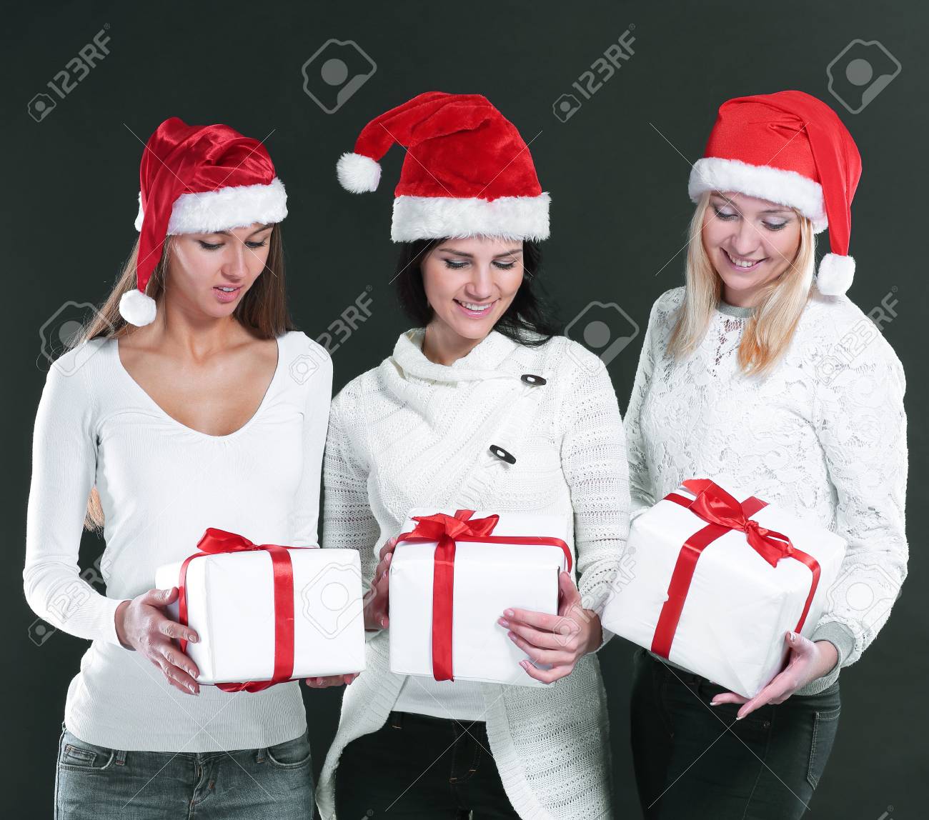 クリスマスショップとサンタクロースの衣装を着た3人の若い女性 の写真素材 画像素材 Image クリスマスショップとサンタクロースの衣装を着た3人の若い女性 の写真素材 画像素材 Image