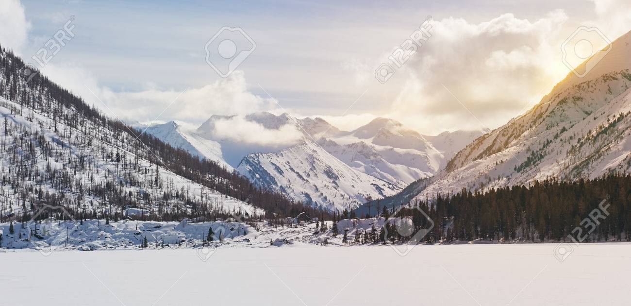 美しい冬の風景 厳しい 寒い冬アルタイ 厳しい山峰の雪 美しい新鮮な雪で覆われています ロシア シベリア アルタイ山脈 の写真素材 画像素材 Image 66753267