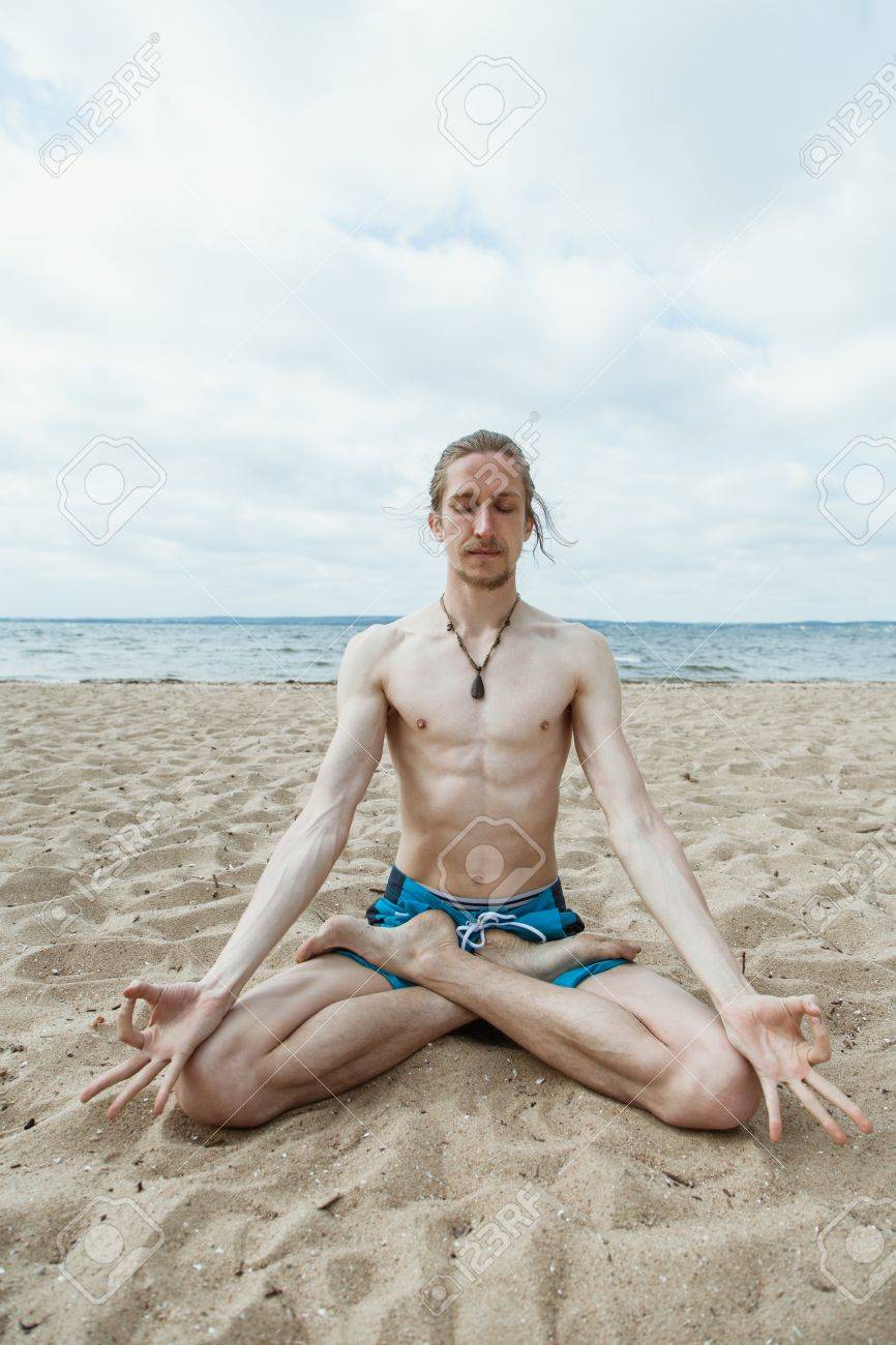 Junger Dunner Mann Ubt Yoga Auf Dem Strand Mann Mit Einem Nackten Torso Sitzt In Einem Haltung Sukhasana Auf Dem Strand Lizenzfreie Fotos Bilder Und Stock Fotografie Image 50023713