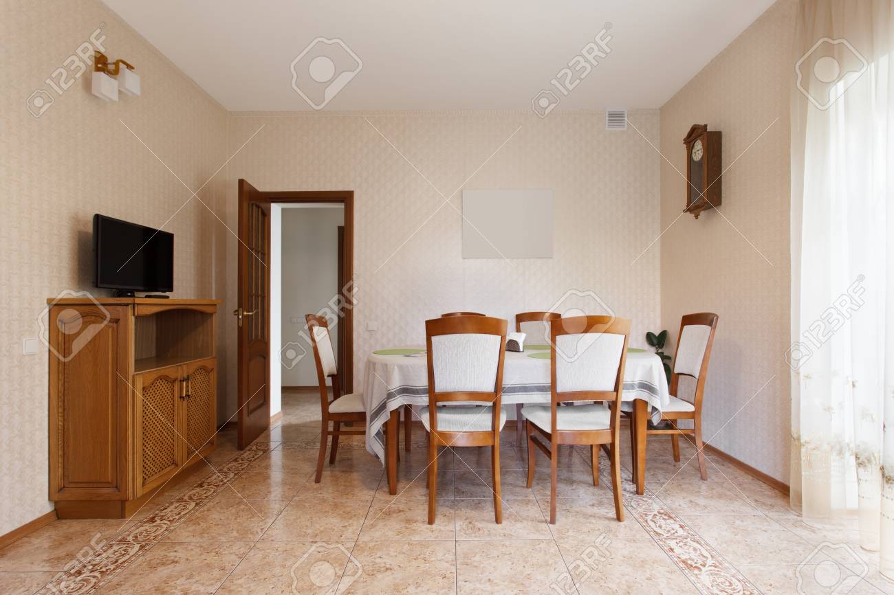 holztisch esszimmer, esszimmer mit holztisch und stühlen in herrenhaus lizenzfreie fotos, Design ideen