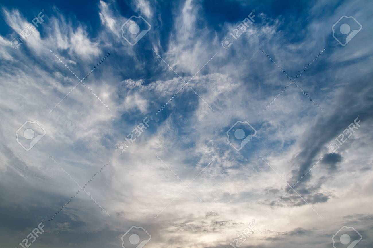 雨上がりの空に美しい夕焼け雲 ソフト フォーカス の写真素材 画像素材 Image