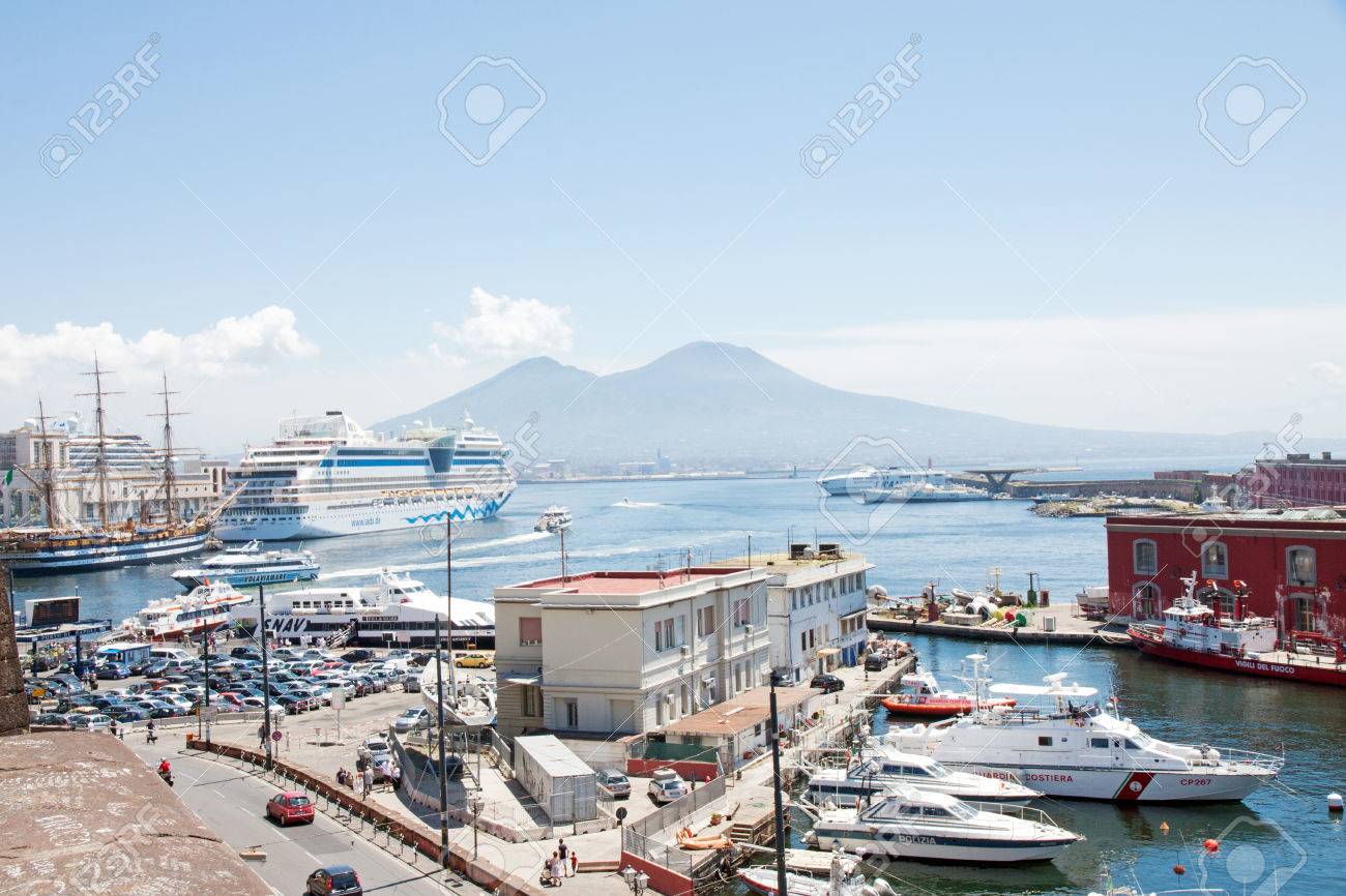 イタリア ナポリ港、2012 年 6 月 23 日ナポリの港は最大のイタリアの
