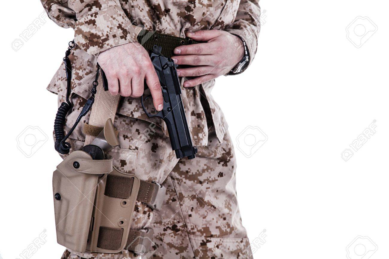 キャプテン アメリカは実在した 虚弱な体から 最強の兵士になったオーディ マーフィ ミリレポ ミリタリー関係の総合メディア 海兵隊員は 彼が隠された武器を持っているかどうかを確認しながら Sasoのインストラクターを押さえます ポスター Ciudaddelmaizslp