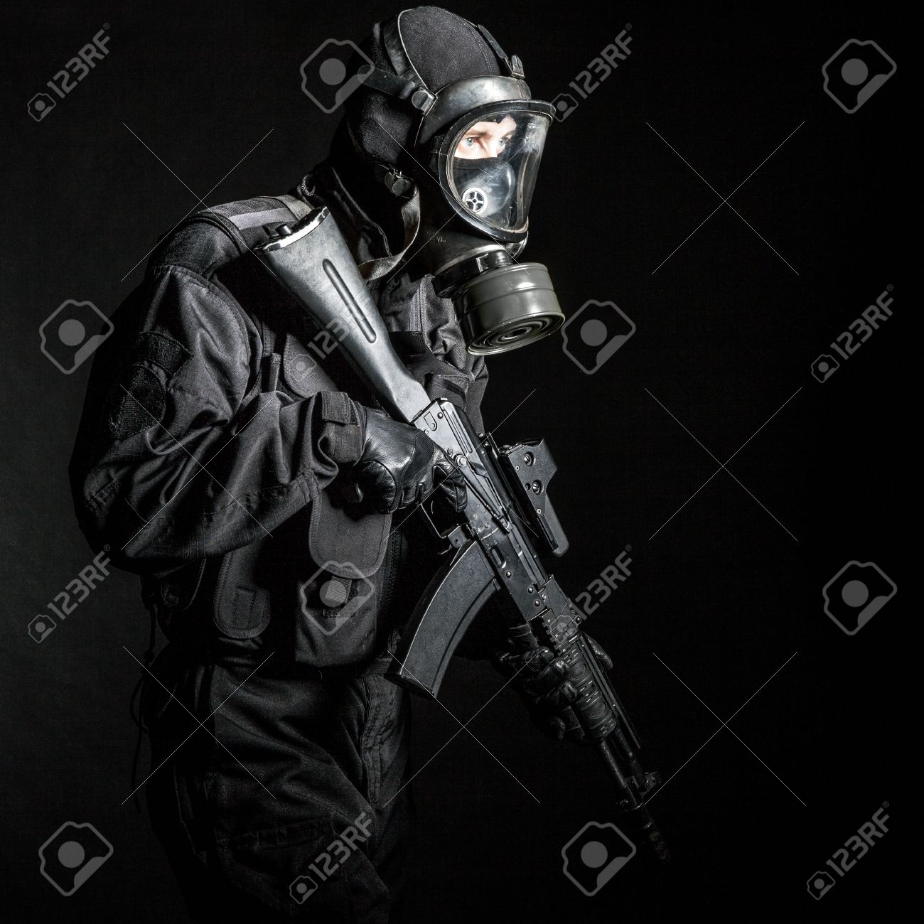 黒のユニフォームとガスマスク ロシアの特殊部隊の演算子 の写真素材 画像素材 Image 黒のユニフォームとガスマスク ロシアの特殊部隊の演算子 の写真素材 画像素材 Image