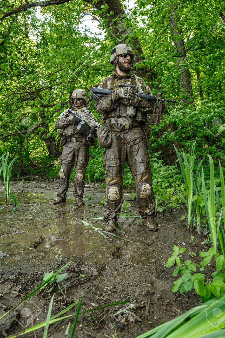 アクションでグリーン ベレー帽米国陸軍特殊部隊グループ兵士の写真