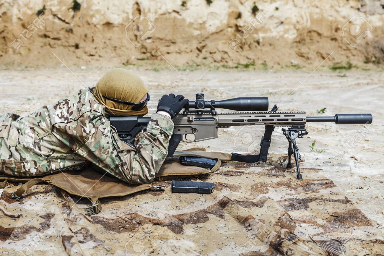 砂漠で銃を持つ迷彩で若い男性スナイパー の写真素材 画像素材 Image