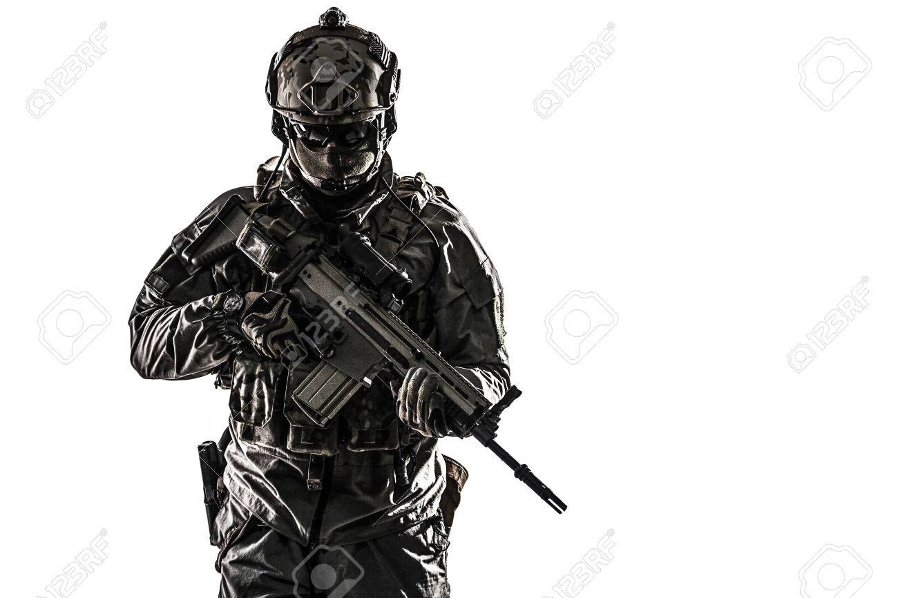 保護戦闘服特殊作戦部隊の戦闘アサルトライフルを保持で陸軍の兵士 スタジオ撮影 対照的に暗い トリミング 彩度の低いの分離の白い背景 の写真素材 画像素材 Image
