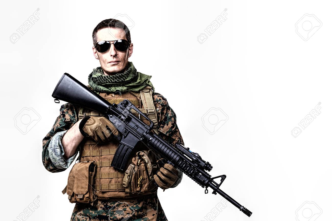 制服を着たライフル兵器を持つアメリカ海兵隊のスタジオショット 軍事装備 軍のヘルメット 戦闘ブーツ 戦術的な手袋 白人 武器 軍隊 愛国心の概念に孤立 の写真素材 画像素材 Image 制服を着たライフル兵器を持つアメリカ海兵隊のスタジオショット 軍事装備 軍のヘルメット 戦闘ブーツ 戦術的な手袋 白人 武器 軍隊 愛国心の概念に孤立 の写真素材 画像素材 Image