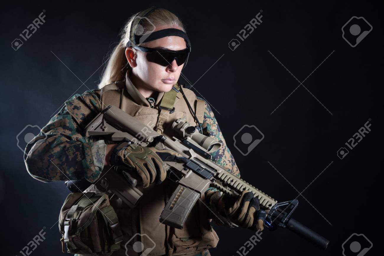 Alcazasイメージ 写真素材との写真alcazas ユニフォームを着たアメリカ海兵隊のスタジオショット ライフルを装備 ポスター Acores Com Br