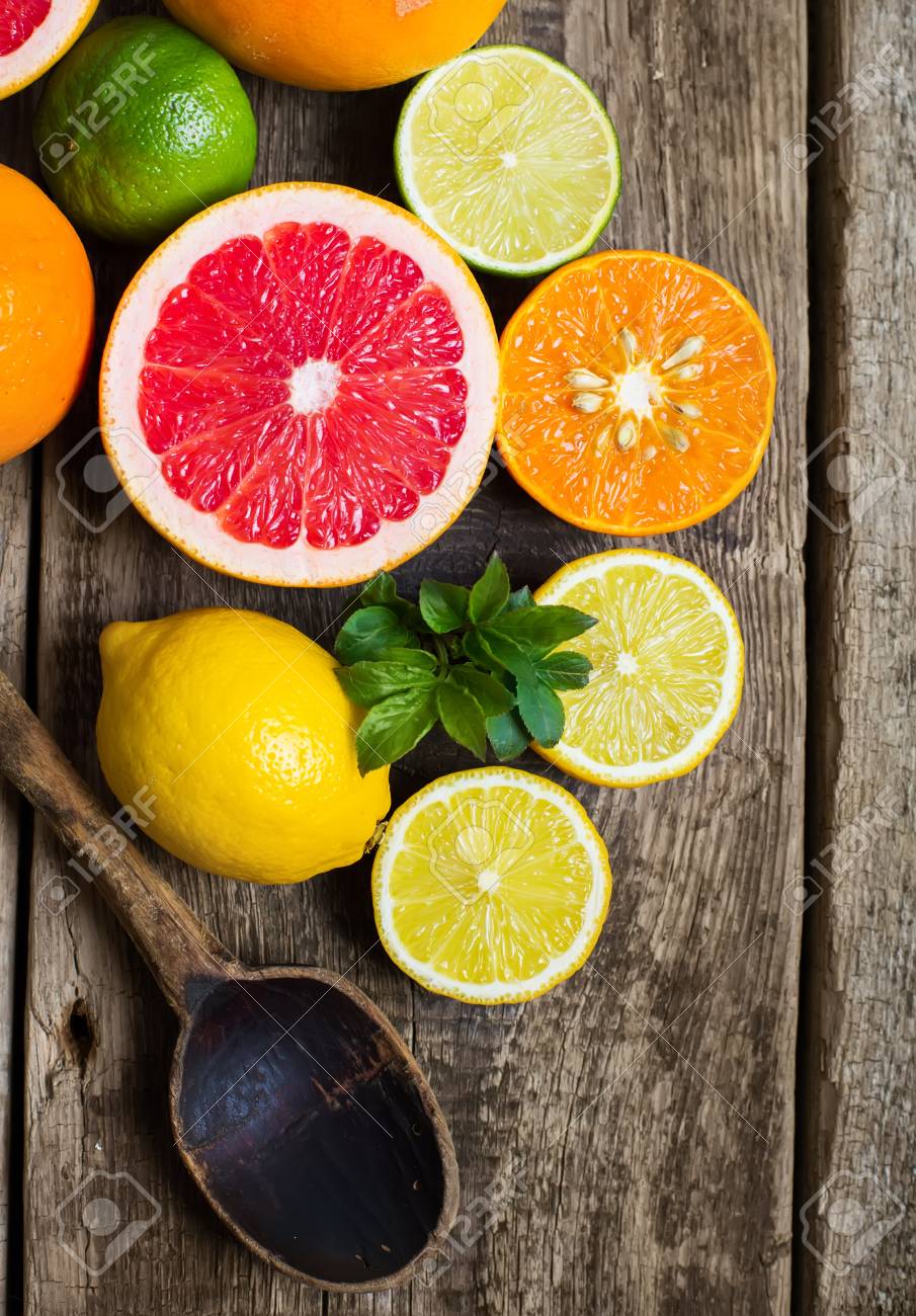 木製の柑橘系の果物の半分 オレンジ グレープ フルーツ ライム レモン みかんカット リング の写真素材 画像素材 Image