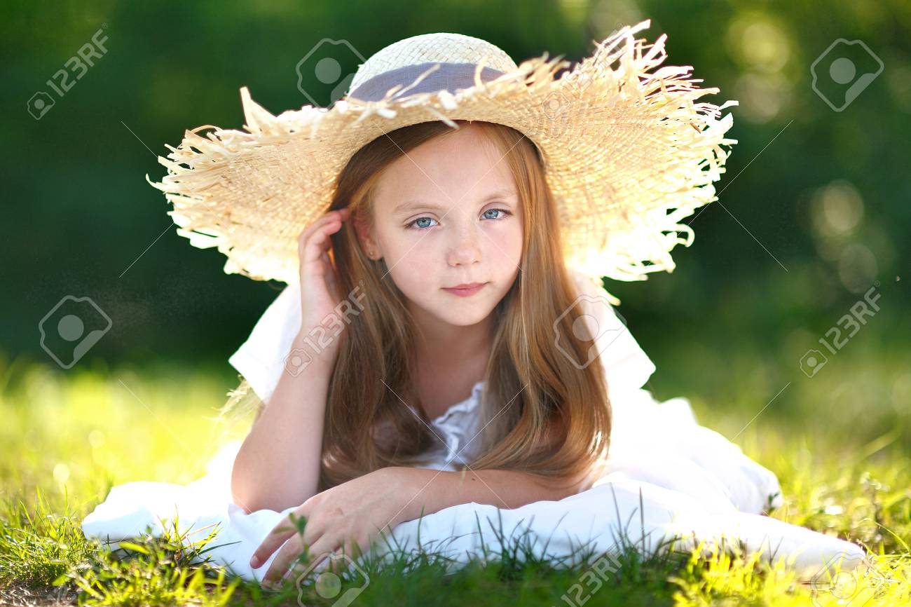 麦わら帽子の少女の肖像画の写真素材・画像素材 Image 38195161