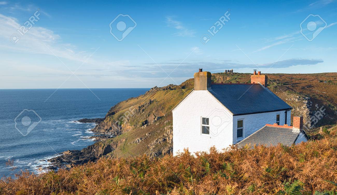 Eine Hutte Auf Den Klippen Am Cape Cornwall An Der Kornischen