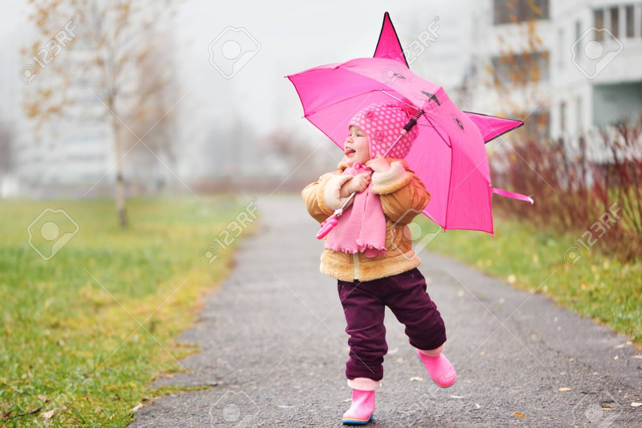 Das Kleine Madchen Unter Einem Regenschirm Im Herbst Im Herbst Lizenzfreie Fotos Bilder Und Stock Fotografie Image 48504834