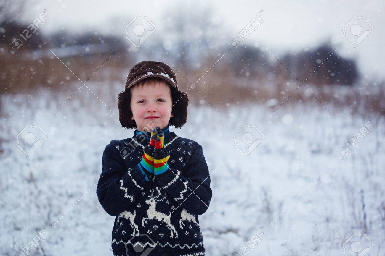 冬の降雪時屋外で鹿 ニットのセーターを着て子供男の子の肖像 寒い日で雪に覆われた冬の子どもたちとアクティブなアウトドア レジャー の写真素材 画像素材 Image 65136731