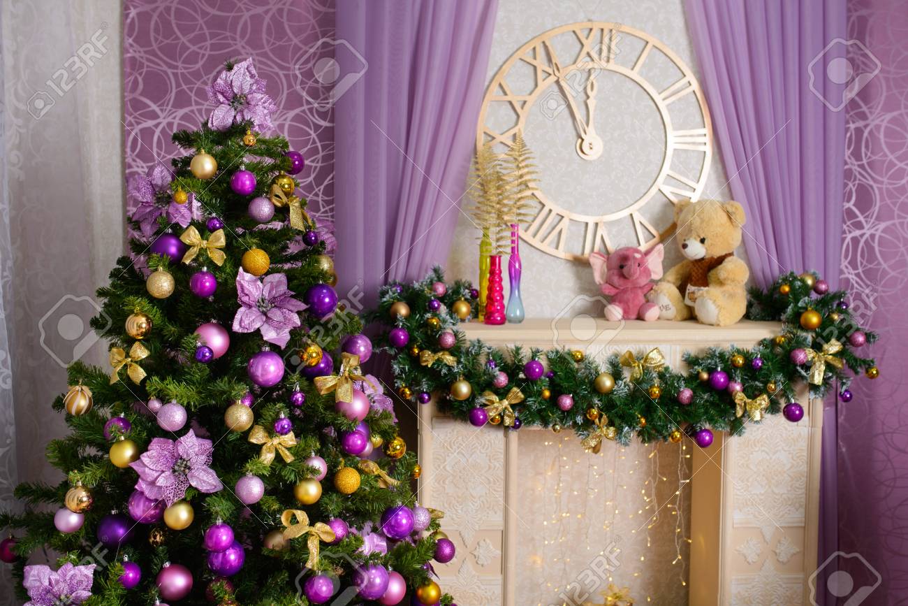 紫グッズでクリスマス ツリーが飾られています インテリアにプレゼントにクリスマスの背景 の写真素材 画像素材 Image