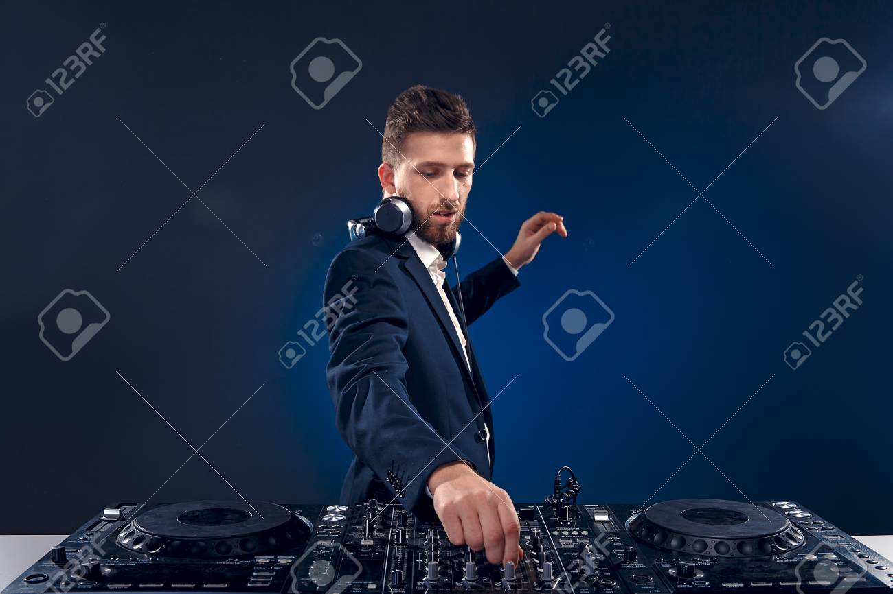 黒いスーツを着た男は Dj ミキサーで音楽を再生します スタジオ撮影します の写真素材 画像素材 Image 黒いスーツを着た男は Dj ミキサーで音楽を再生します スタジオ撮影します の写真素材 画像素材 Image