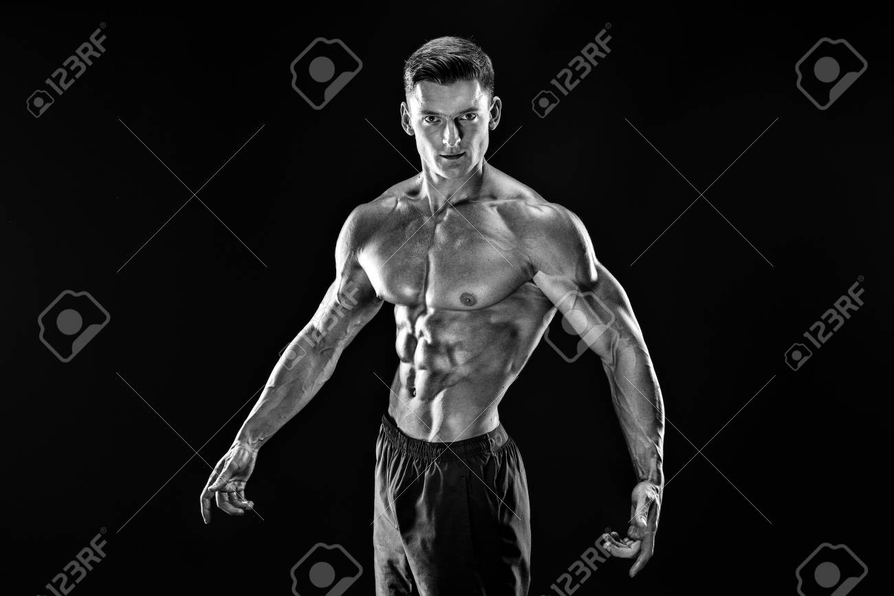 ボディービルダー ポーズします 美しいスポーティな男男性のパワー フィットネス筋肉男 の写真素材 画像素材 Image ボディービルダー ポーズします 美しいスポーティな男男性のパワー フィットネス筋肉男 の写真素材 画像素材 Image