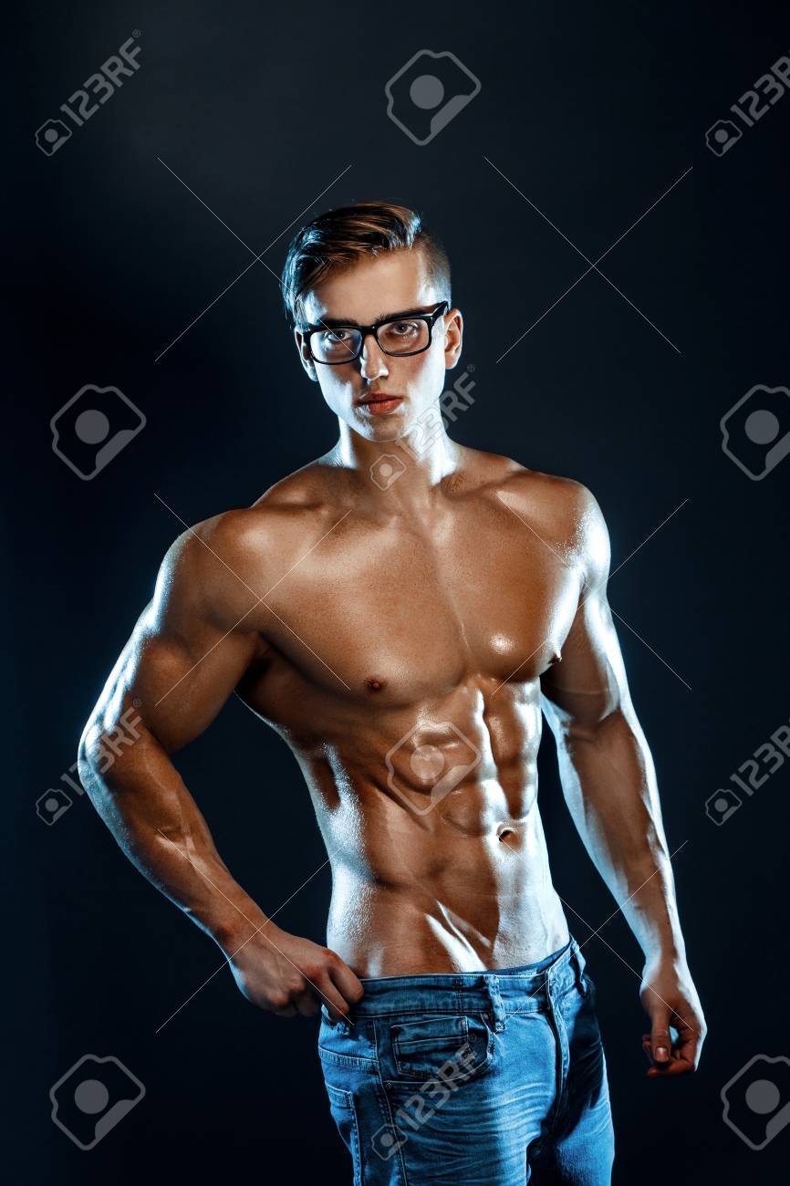 ボディービルダー ポーズします 美しいスポーティな男男性のパワー フィットネス筋肉男 の写真素材 画像素材 Image ボディービルダー ポーズします 美しいスポーティな男男性のパワー フィットネス筋肉男 の写真素材 画像素材 Image